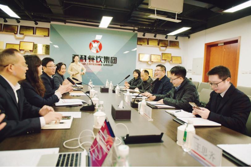 共筑协同育人平台，，，，，，，开启校企相助新篇：西南科技大学经济治理学院副院长郭四代一行到伟易博餐饮集团交流座谈